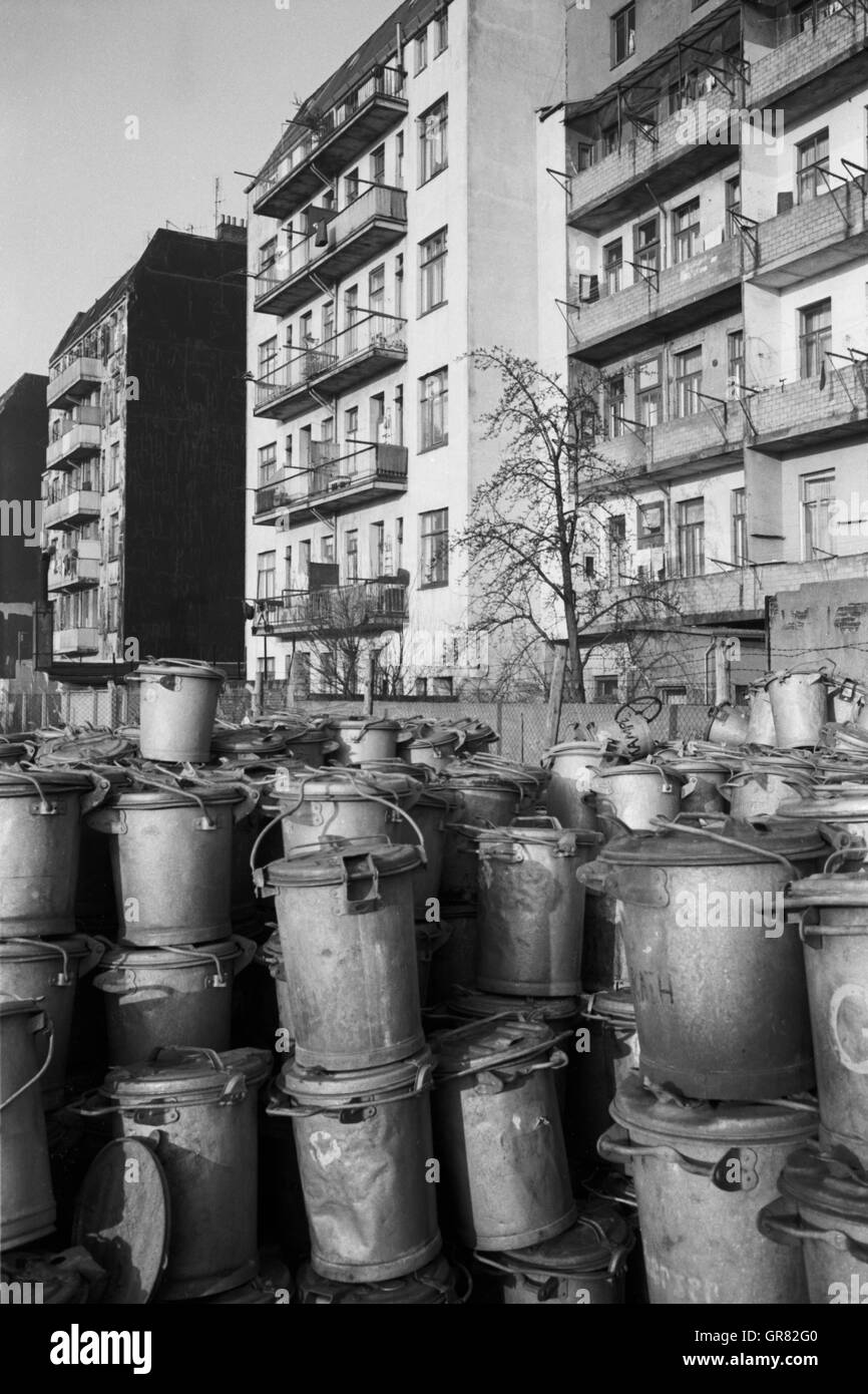 Garbage can house hires stock photography and images Alamy