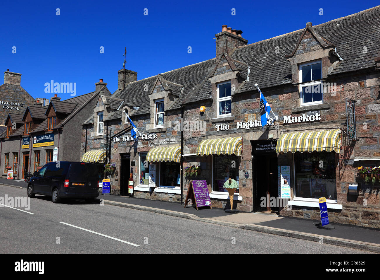 Scotland, house line with shops in the place Tomintol Stock Photo