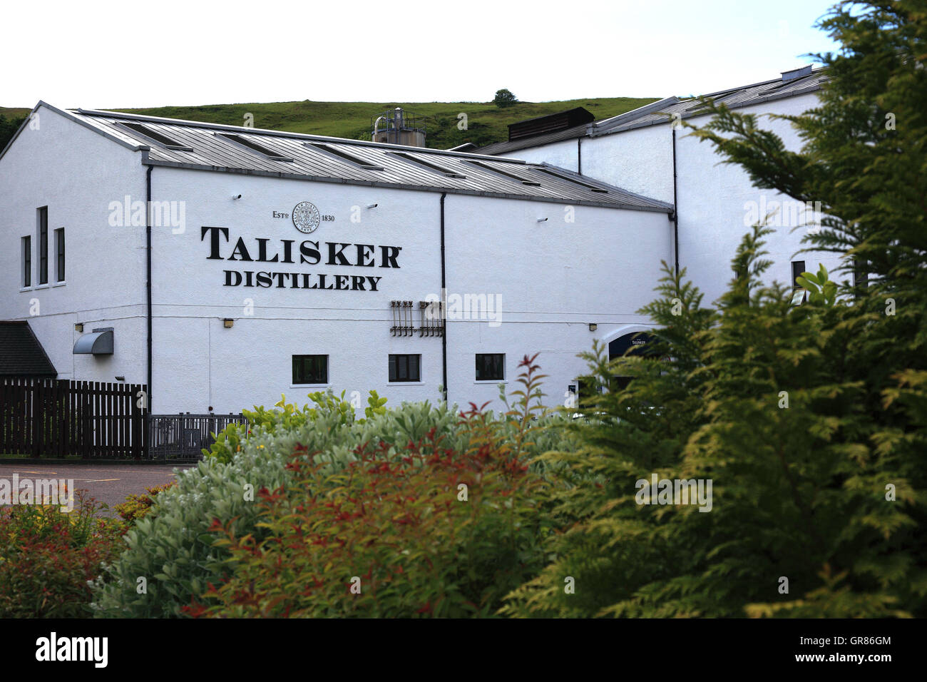 Scotland, the Inner Hebrides, Isle of Skye, Minginish peninsula, building the Talisker whisky Distillery Stock Photo