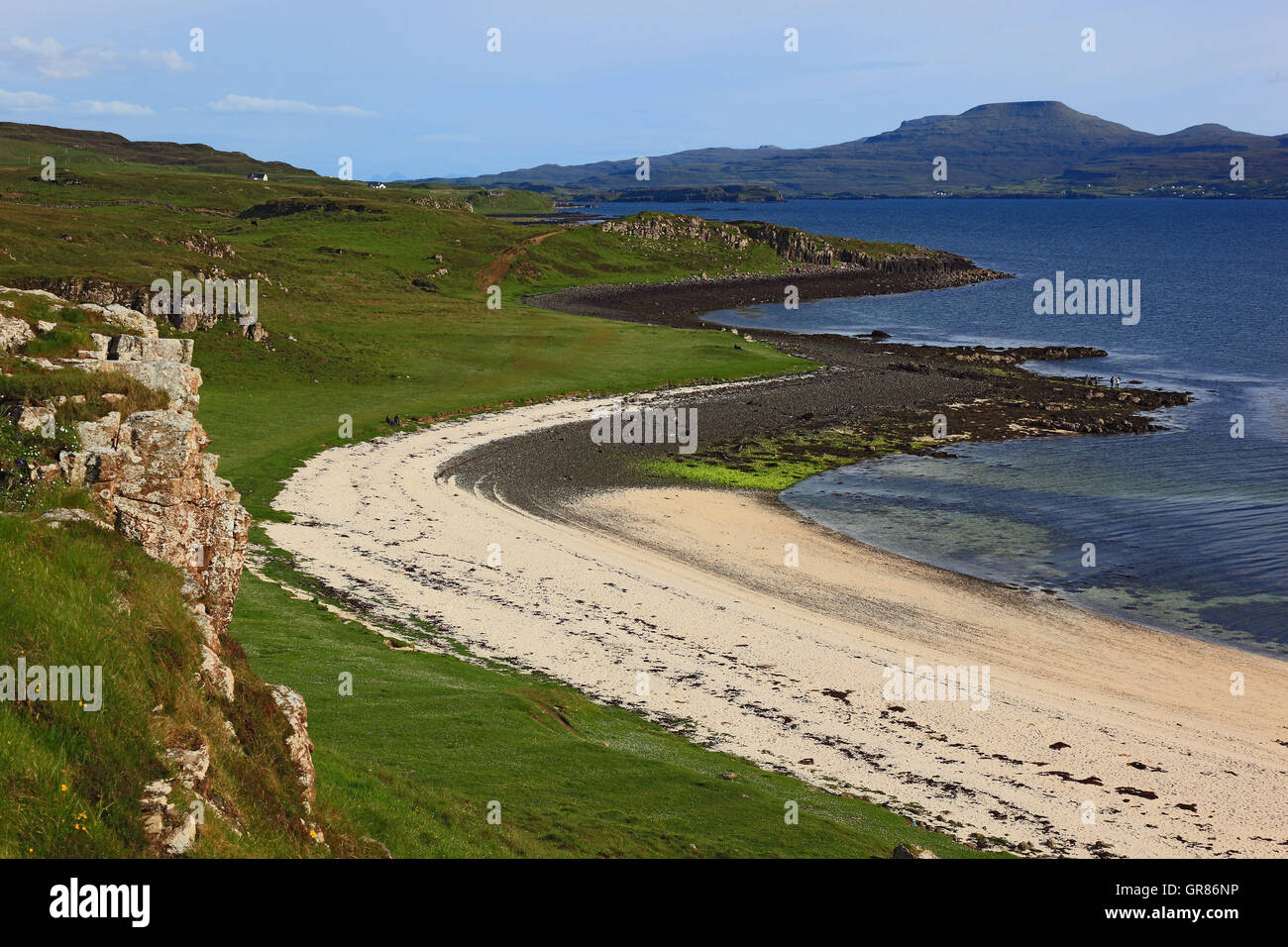 Scotland, the Inner Hebrides, Isle of Skye, Duirinish peninsula, scenery in Coral Beach with Claigan Stock Photo