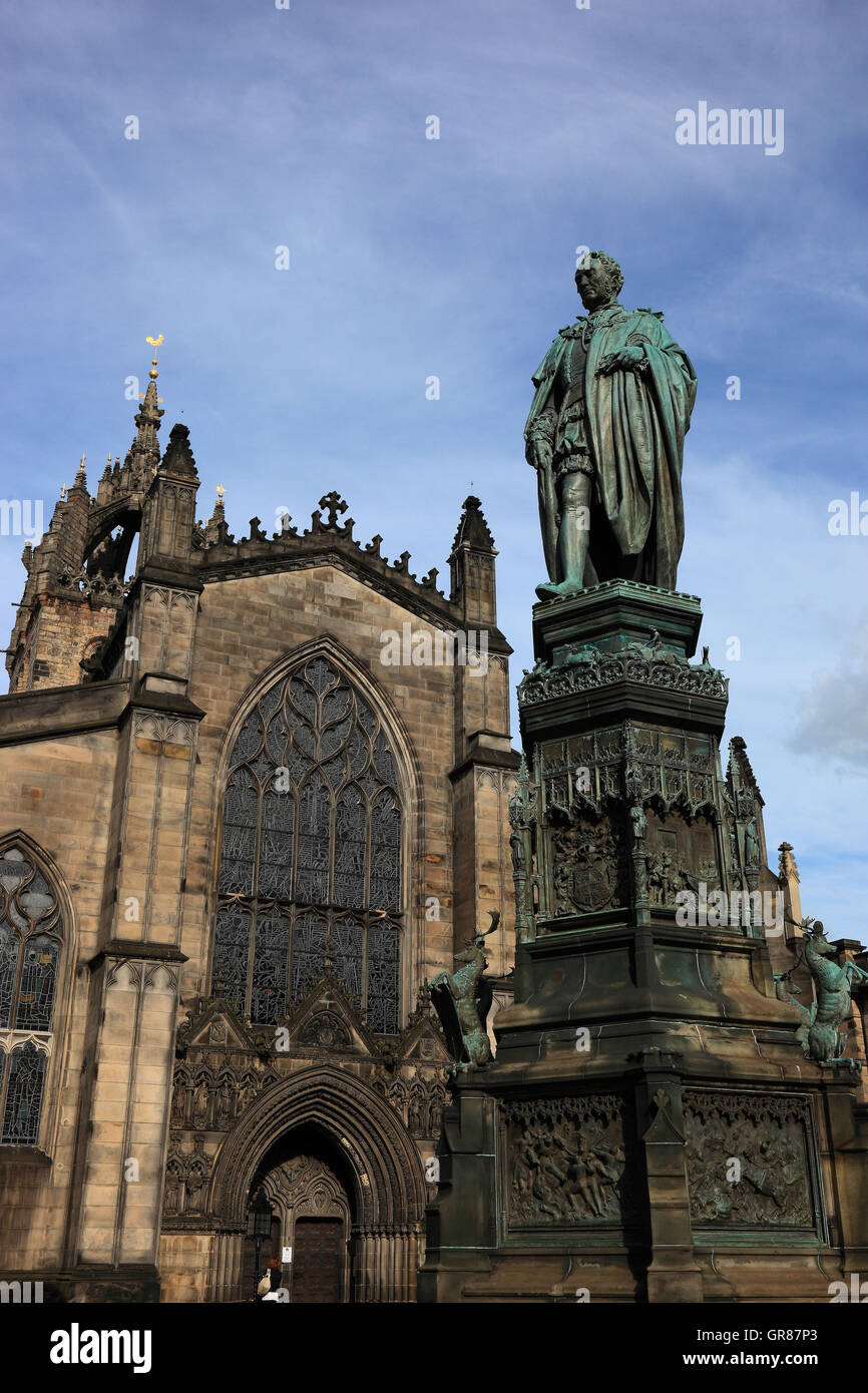 Scotland, Edinburgh, Saint Giles Kathedrale, also High Kirk of Edinburgh, before it the statue of Walter Francis Montagu Douglas Stock Photo