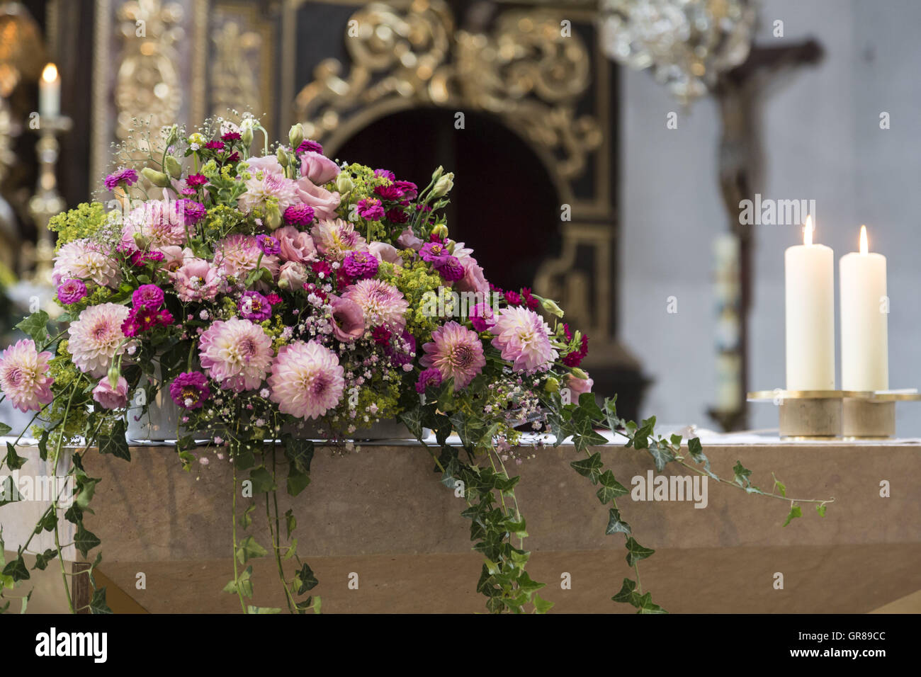 Blumenschmuck Auf Dem Altartisch Stock Photo