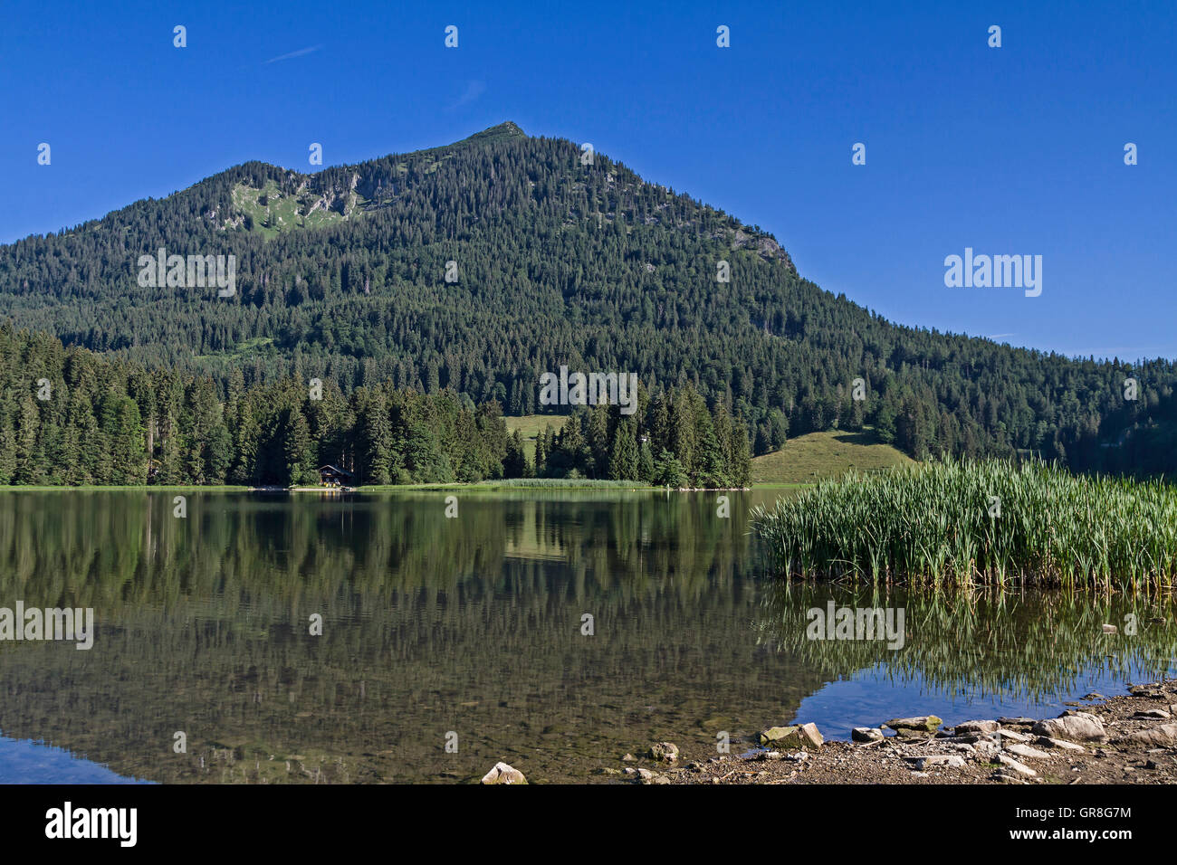 Idyllischer Bergsee Im Mangfallgebirge Stock Photo