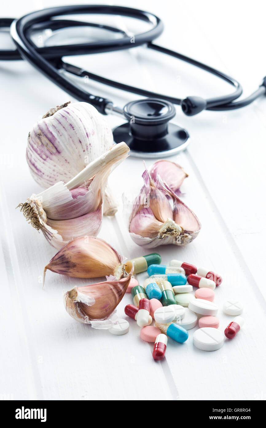 Pills and garlic. Natural antibiotics Stock Photo Alamy