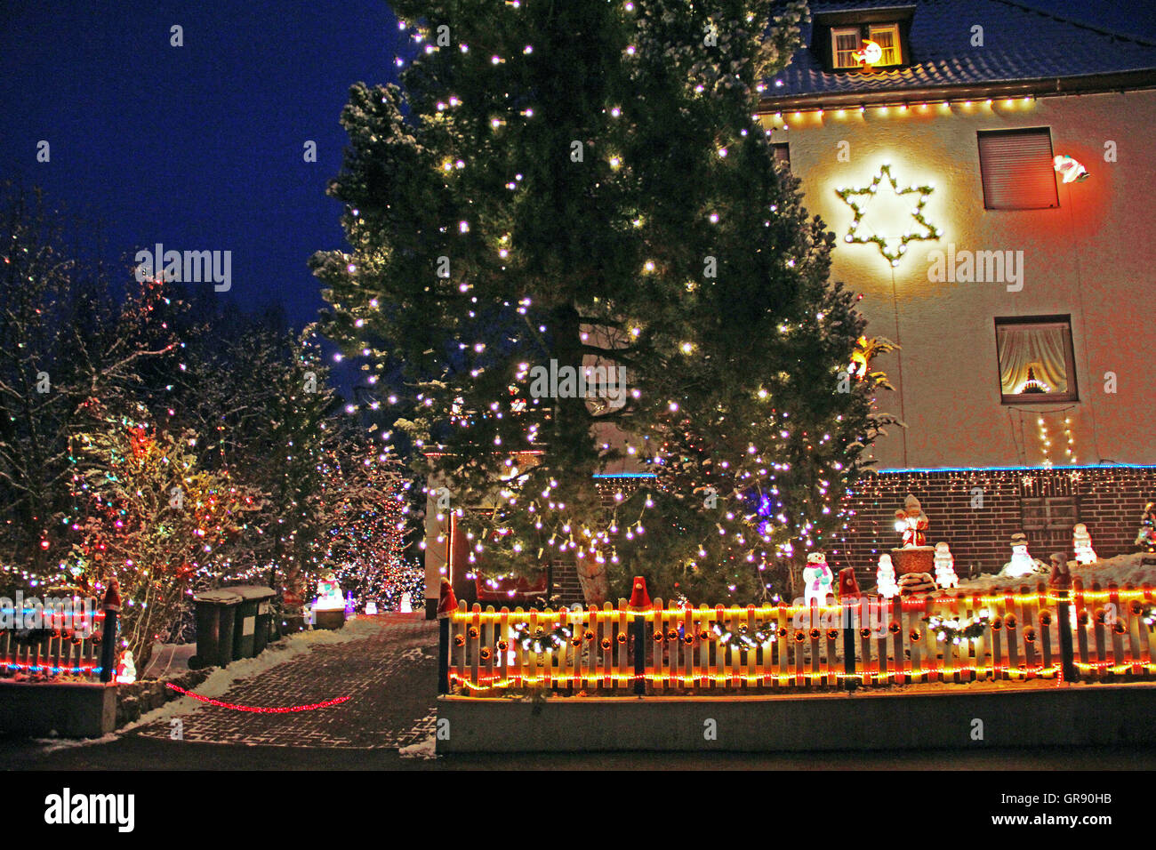 Christmas In Coburg 2022 Lighted Christmas House In Coburg At Night Stock Photo - Alamy