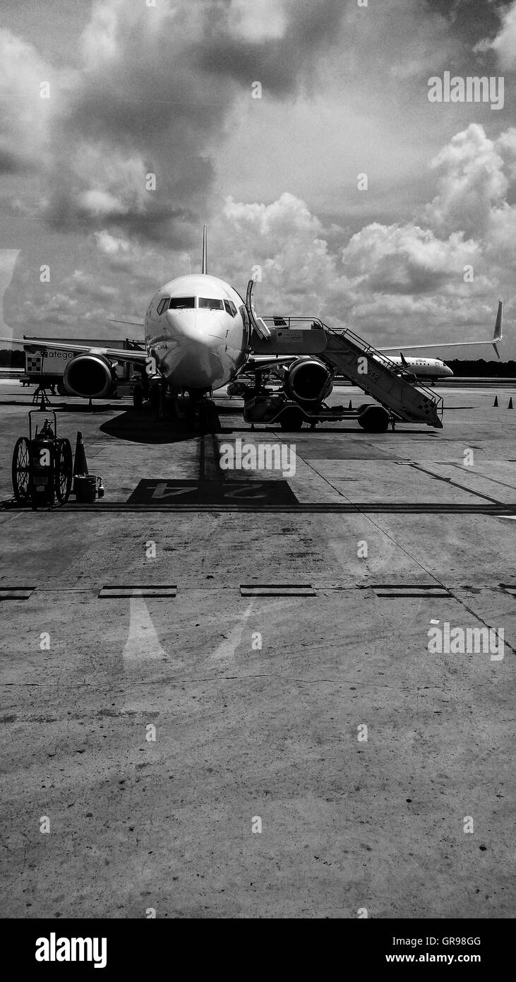 Runway runway Black and White Stock Photos & Images - Alamy