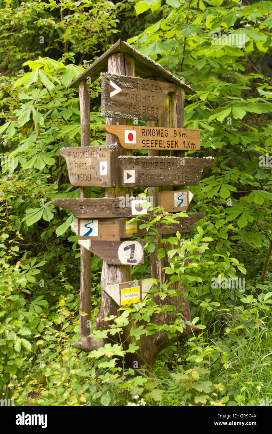 Wanderweg markierung hi-res stock photography and images - Alamy