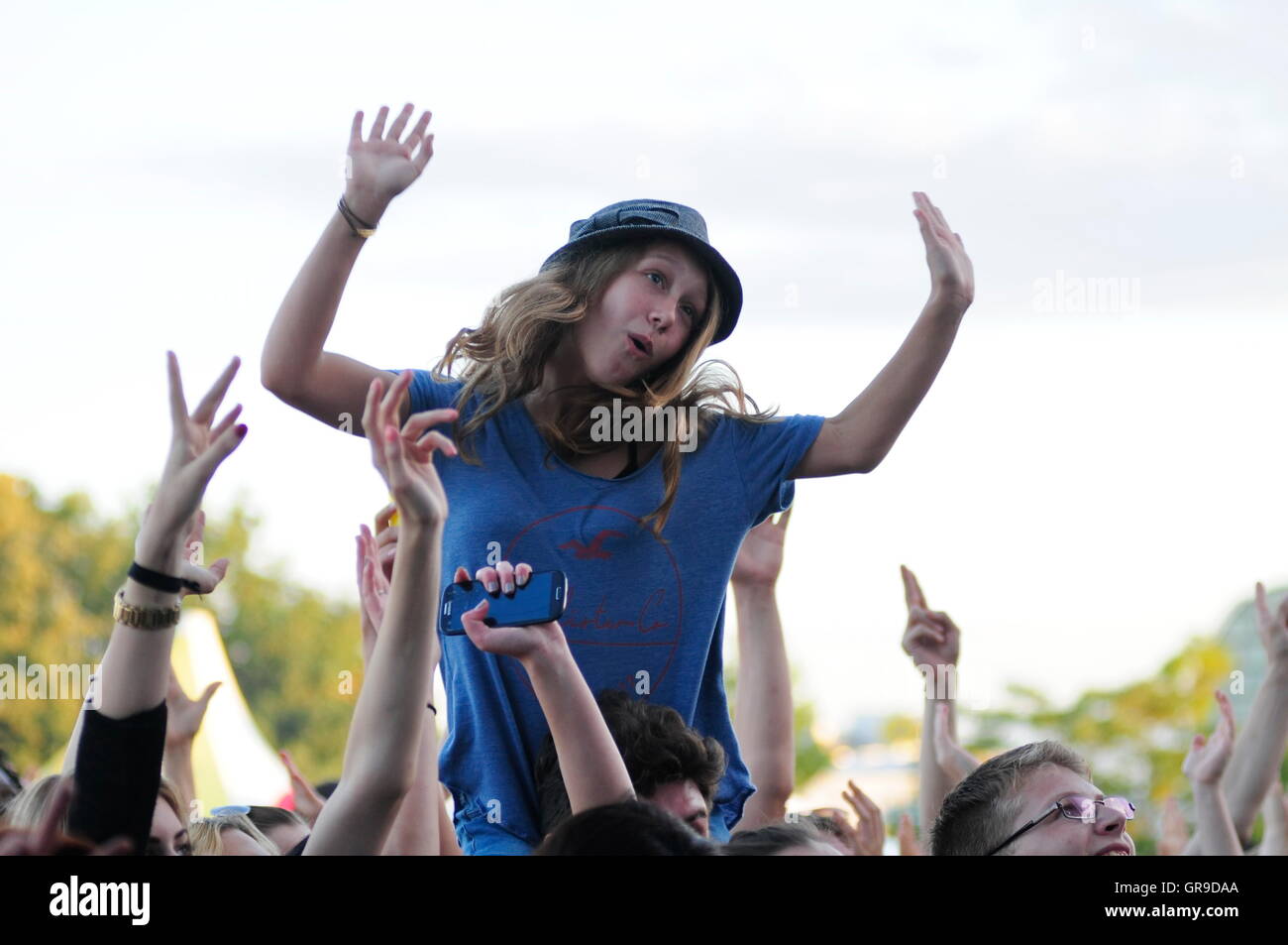 Young concert goers hi-res stock photography and images - Alamy