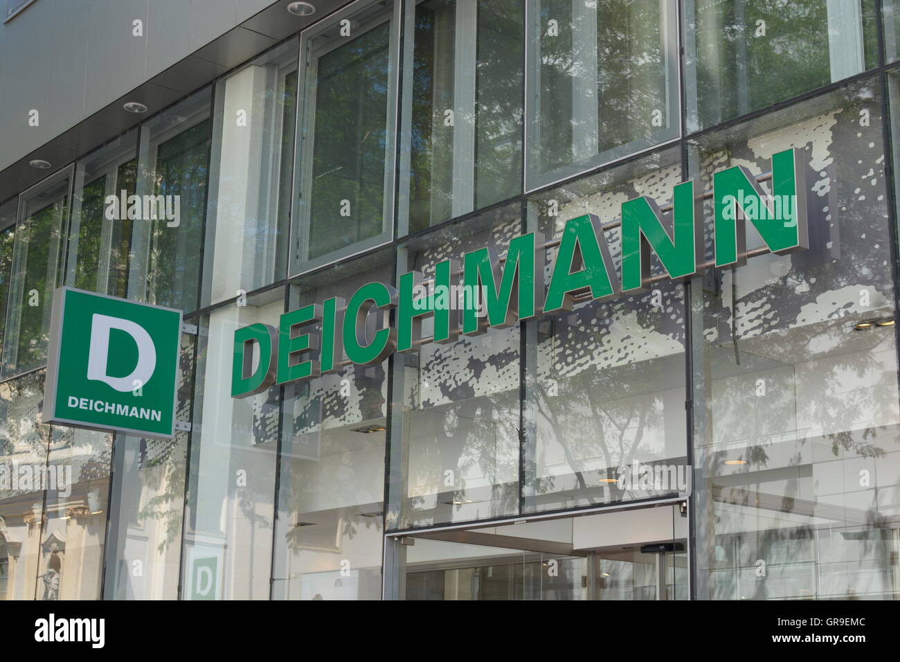 Deichmann Branch In Mariahilferstrasse In Vienna Stock Photo