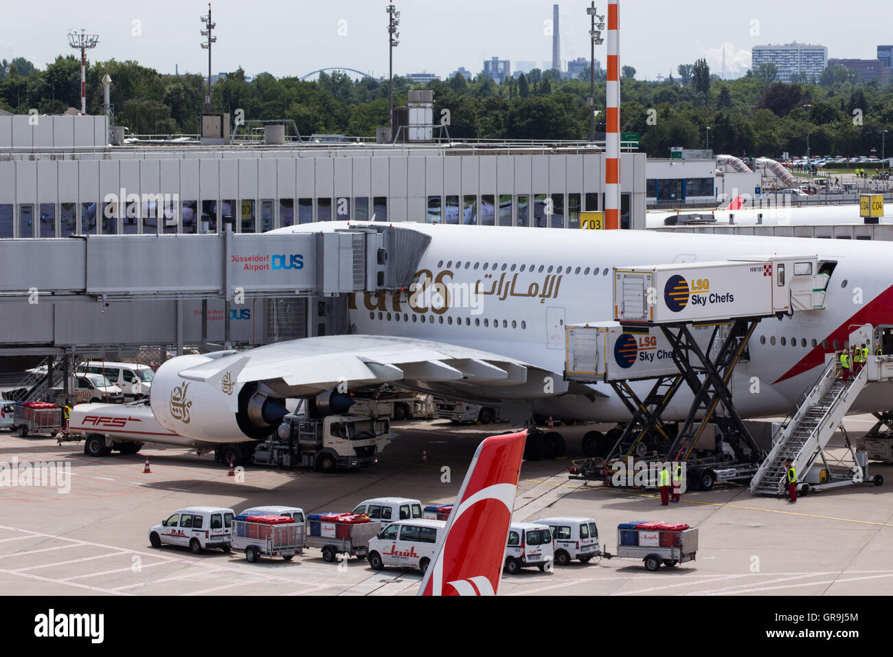 Emirates airbus 380 800 hi-res stock photography and images - Alamy