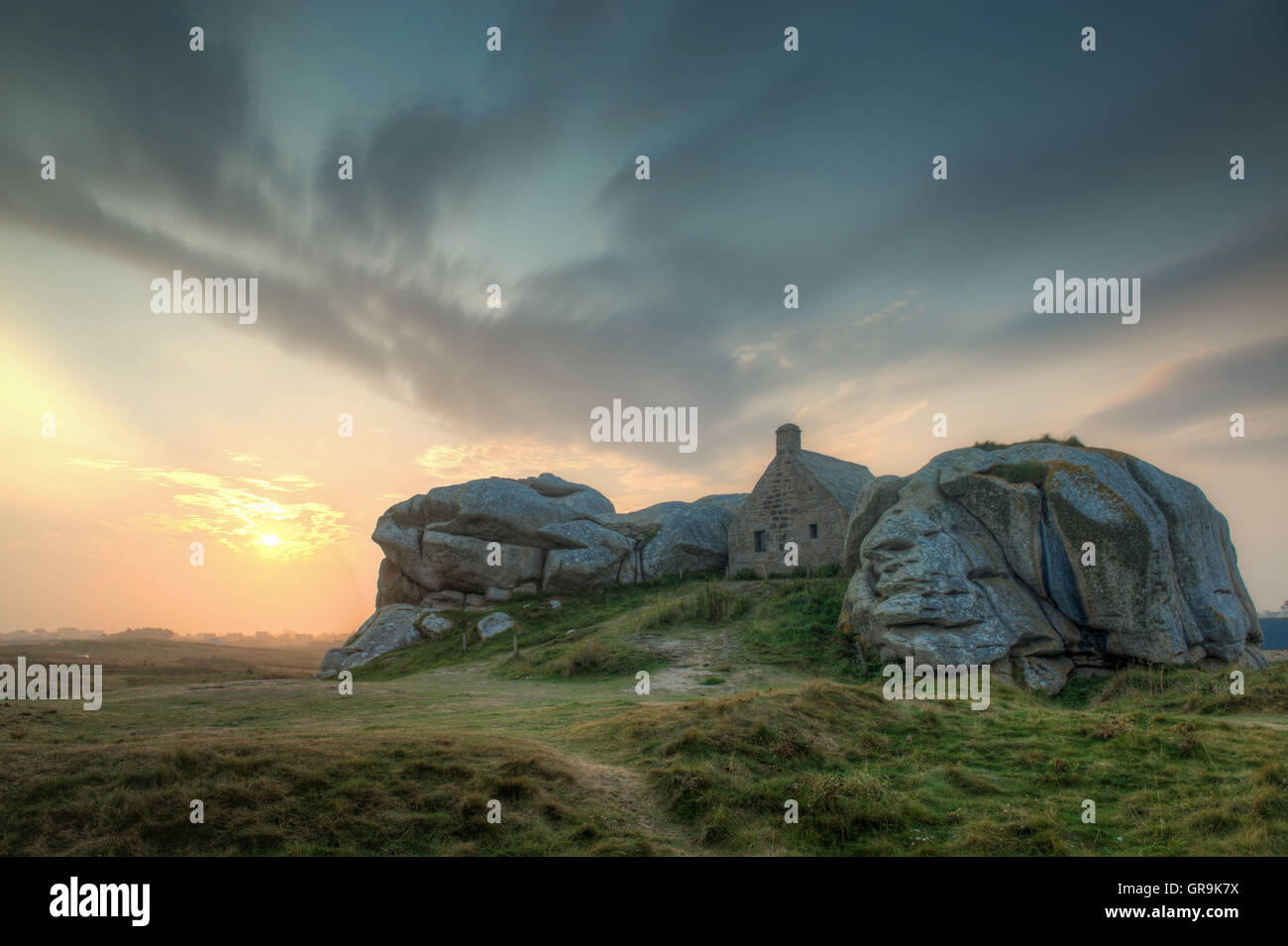 House between rocks hi-res stock photography and images - Alamy