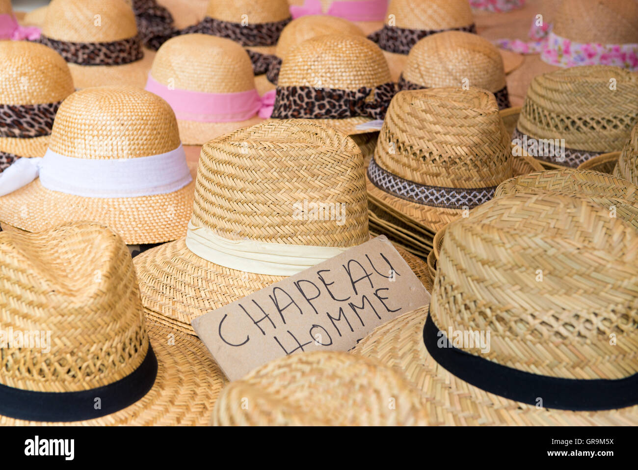 Mens straw hats hi-res stock photography and images - Alamy