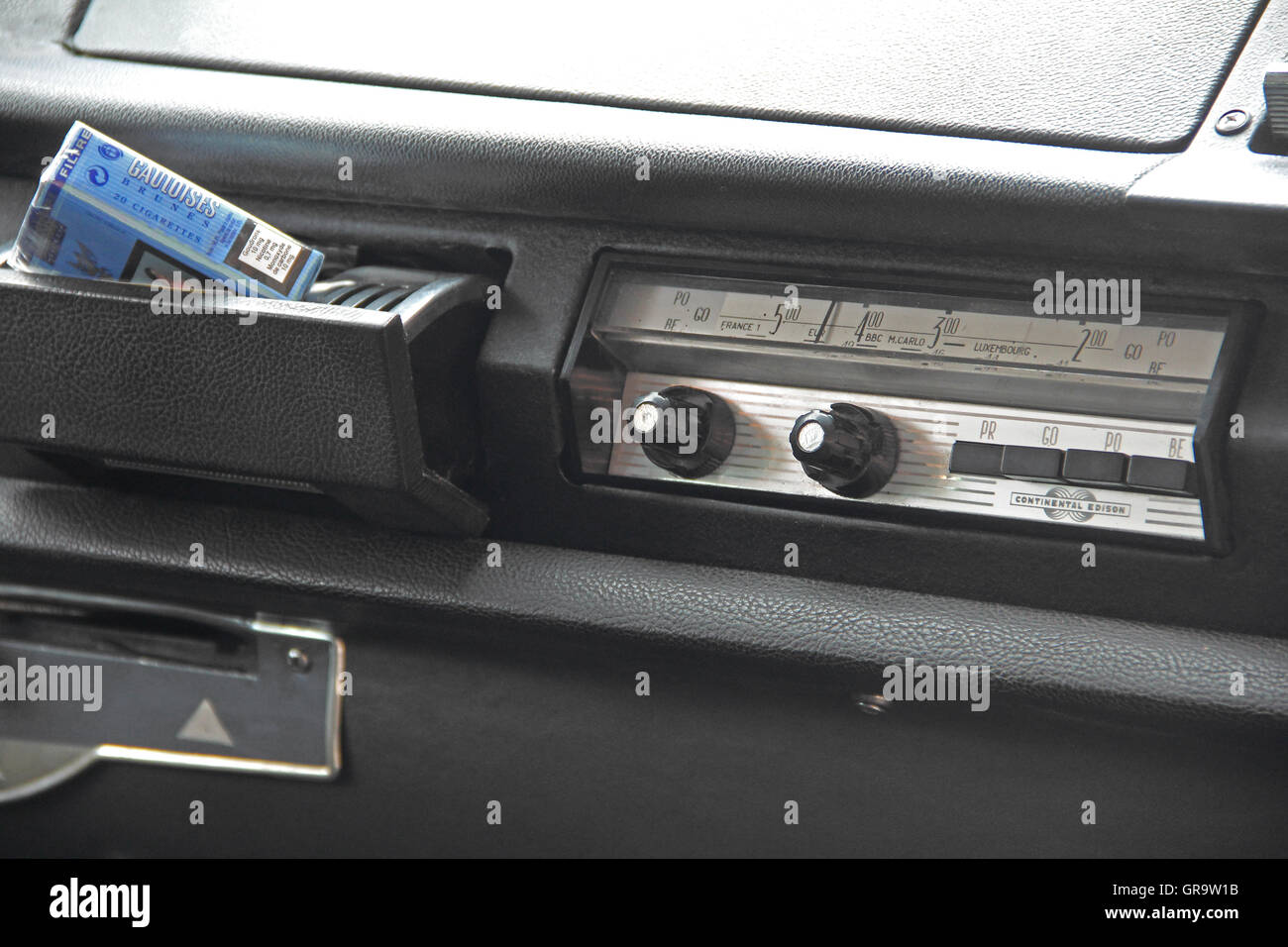 Historic Car Radio In A Citroen Ds 21 Pallas Stock Photo - Alamy