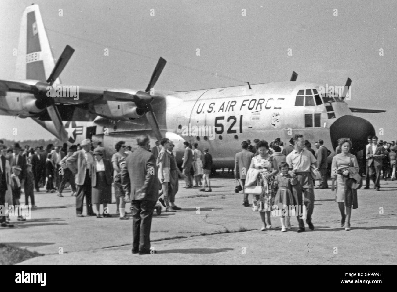 People at airshow Black and White Stock Photos & Images Alamy