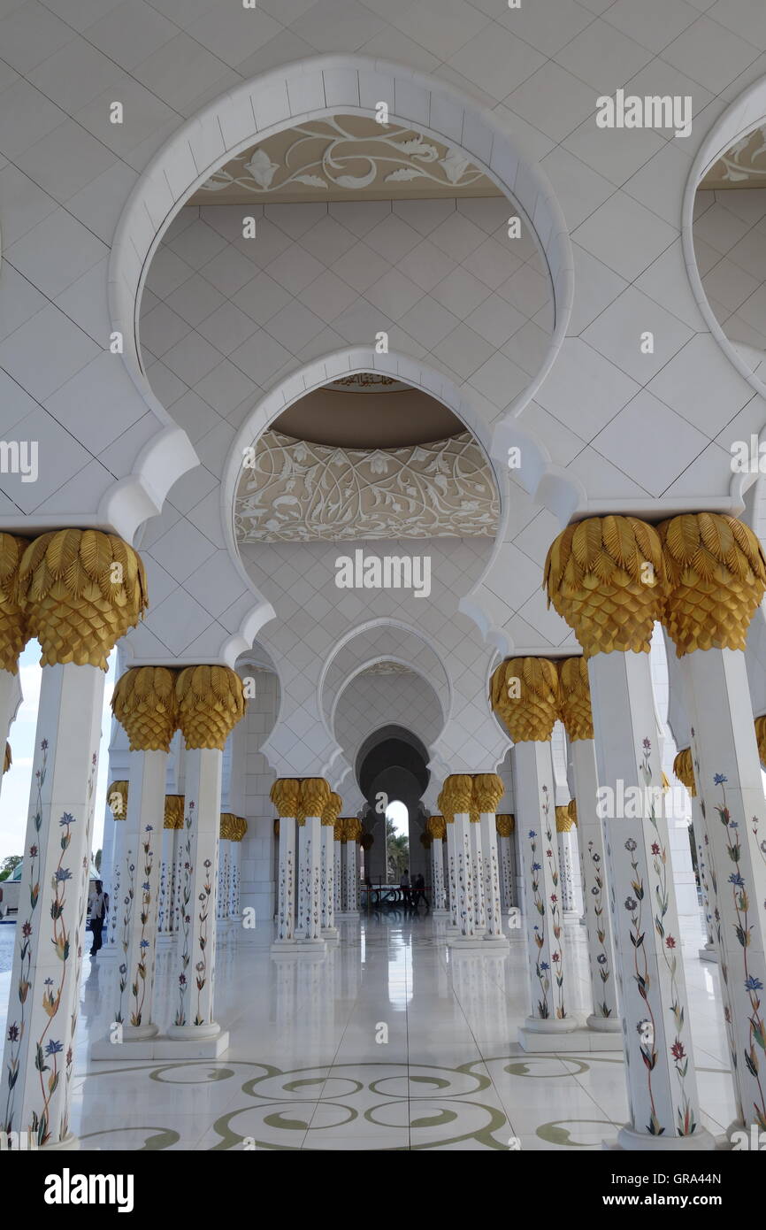 Archways to infinity at the Grand Mosque, Abu Dhabi, UAE Stock Photo