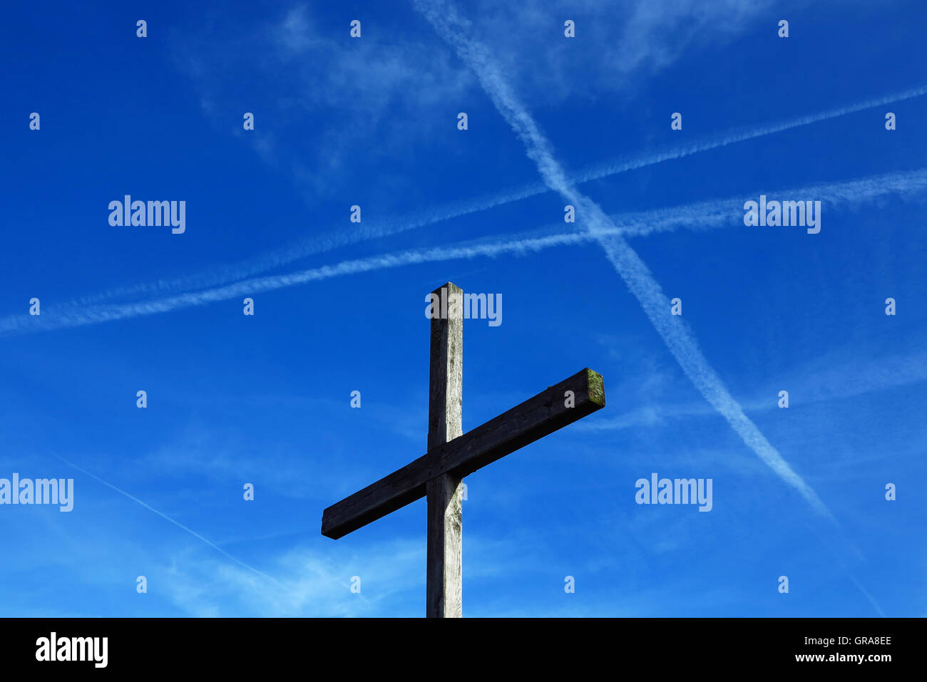 Contrails cross hi-res stock photography and images - Alamy