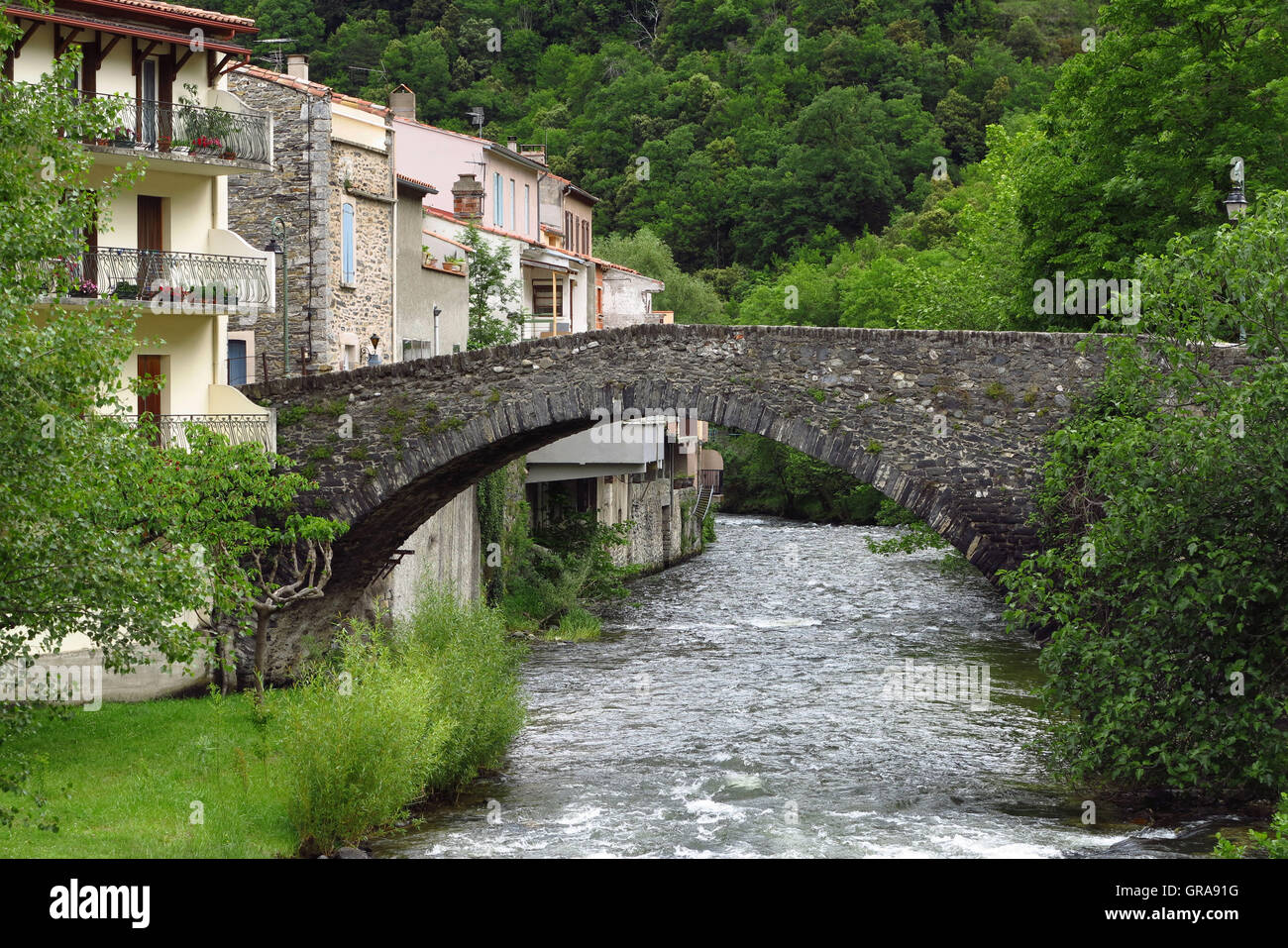Village axat france hi-res stock photography and images - Alamy