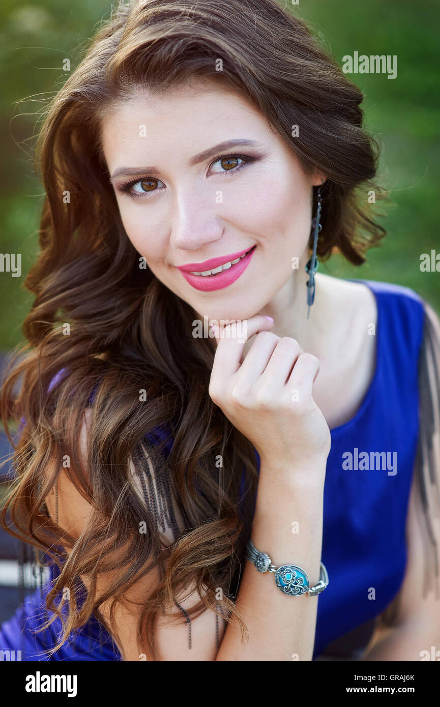 young beautiful woman sitting on bench in park Stock Photo - Alamy