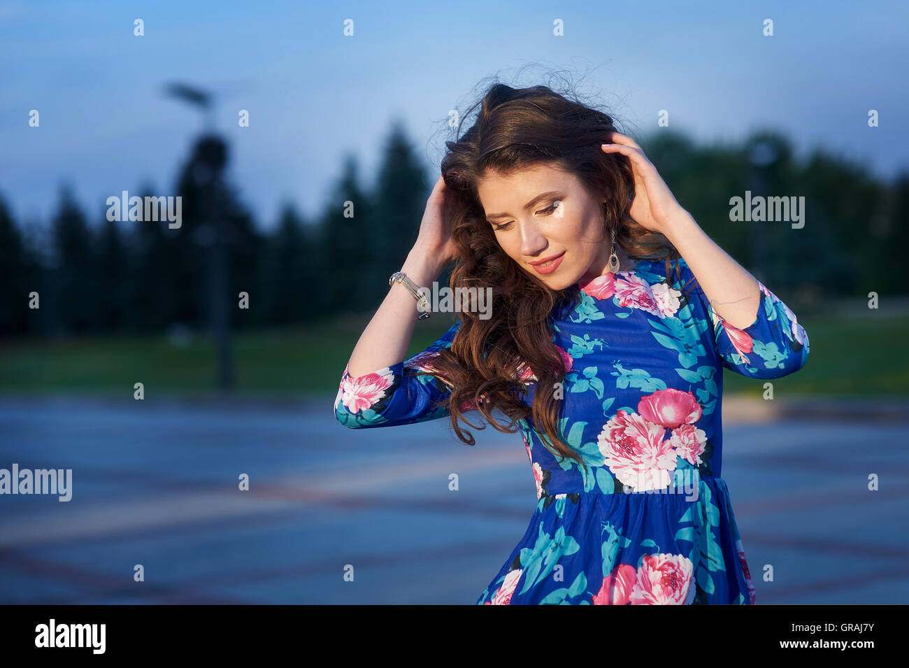 Woman standing in green park hi-res stock photography and images - Alamy