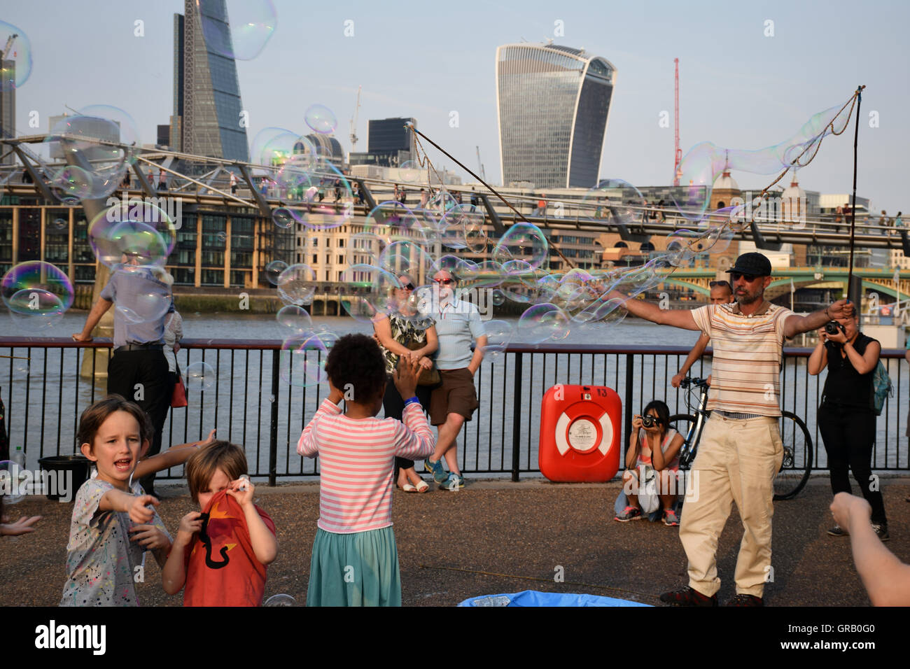 Street entertainer, Bankside, London August 2016 UK Stock Photo