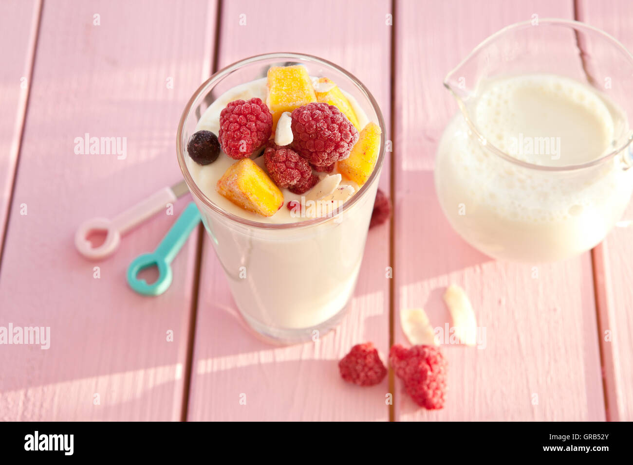 Obst shake hi-res stock photography and images - Alamy