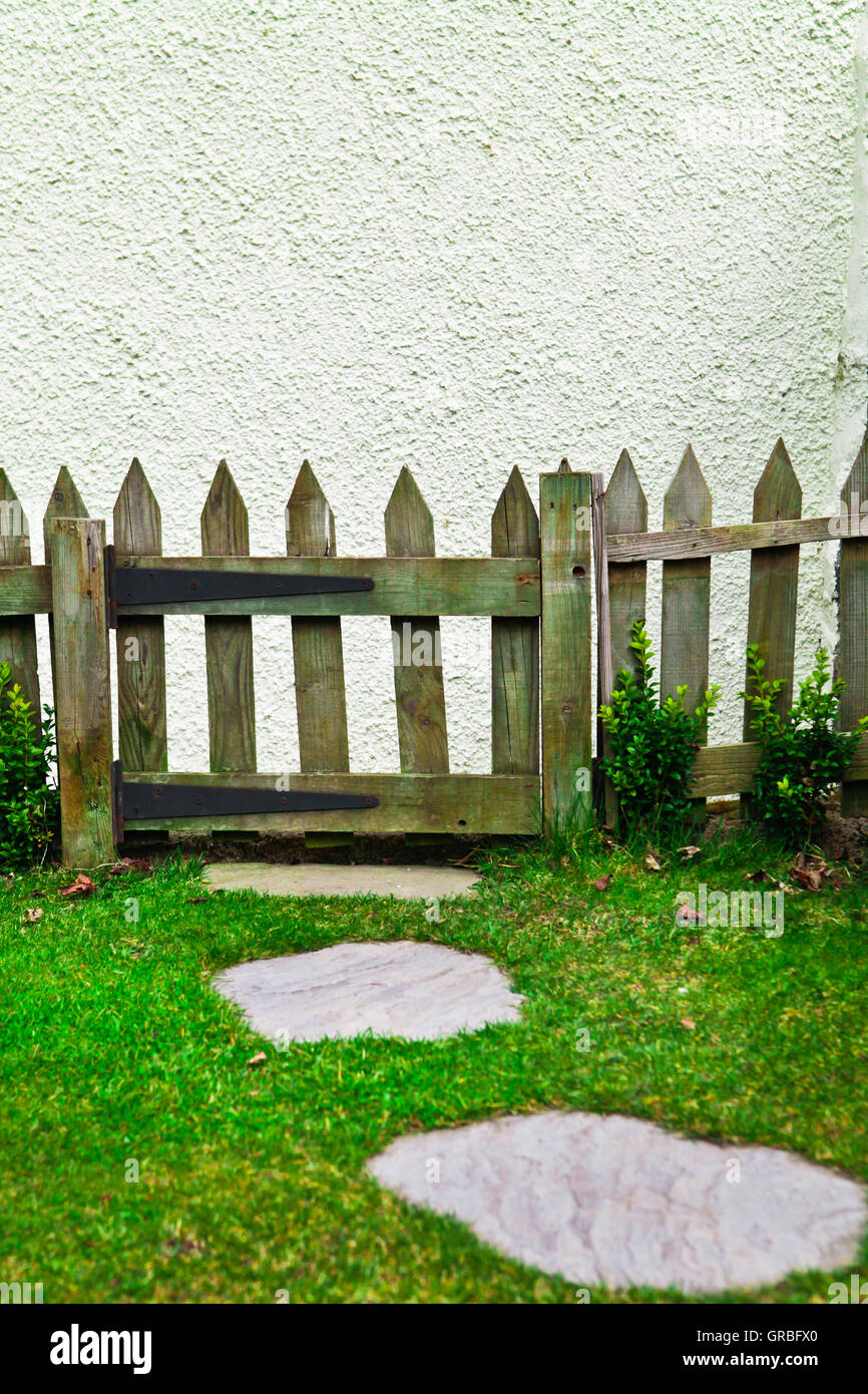 Traditional cottage fence hi-res stock photography and images - Alamy