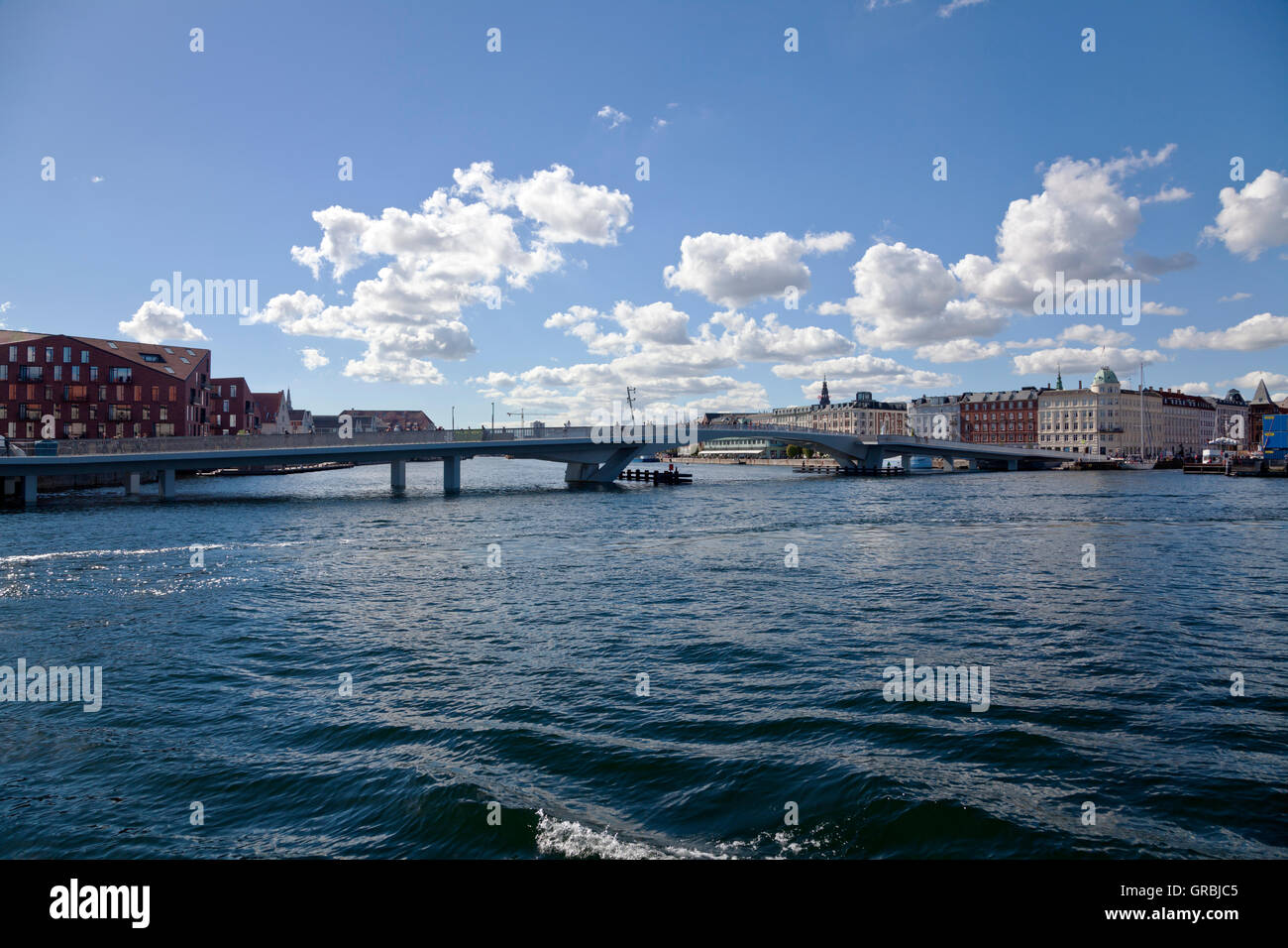 The new pedestrian and cyclist bridge, the Inner Harbour Bridge, the Kissing Bridge, connecting Nyhavn and Christianshavn. Copenhagen, Denmark. Stock Photo