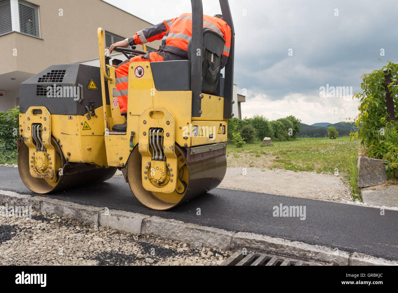 Asphalt Rool Work Worker At Asphalting Works With Road Roller Stock Photo - Alamy