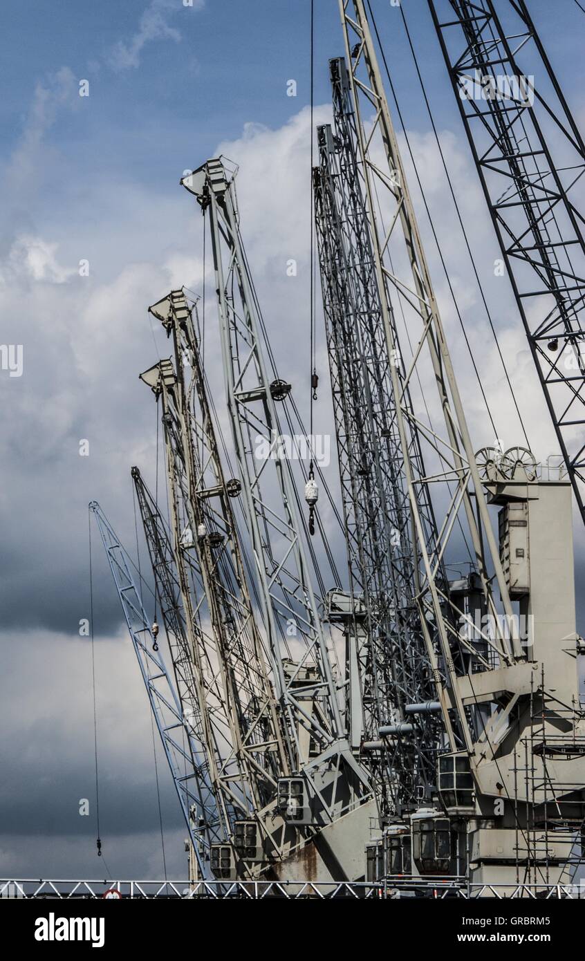 Mobile harbor cranes hi-res stock photography and images - Alamy