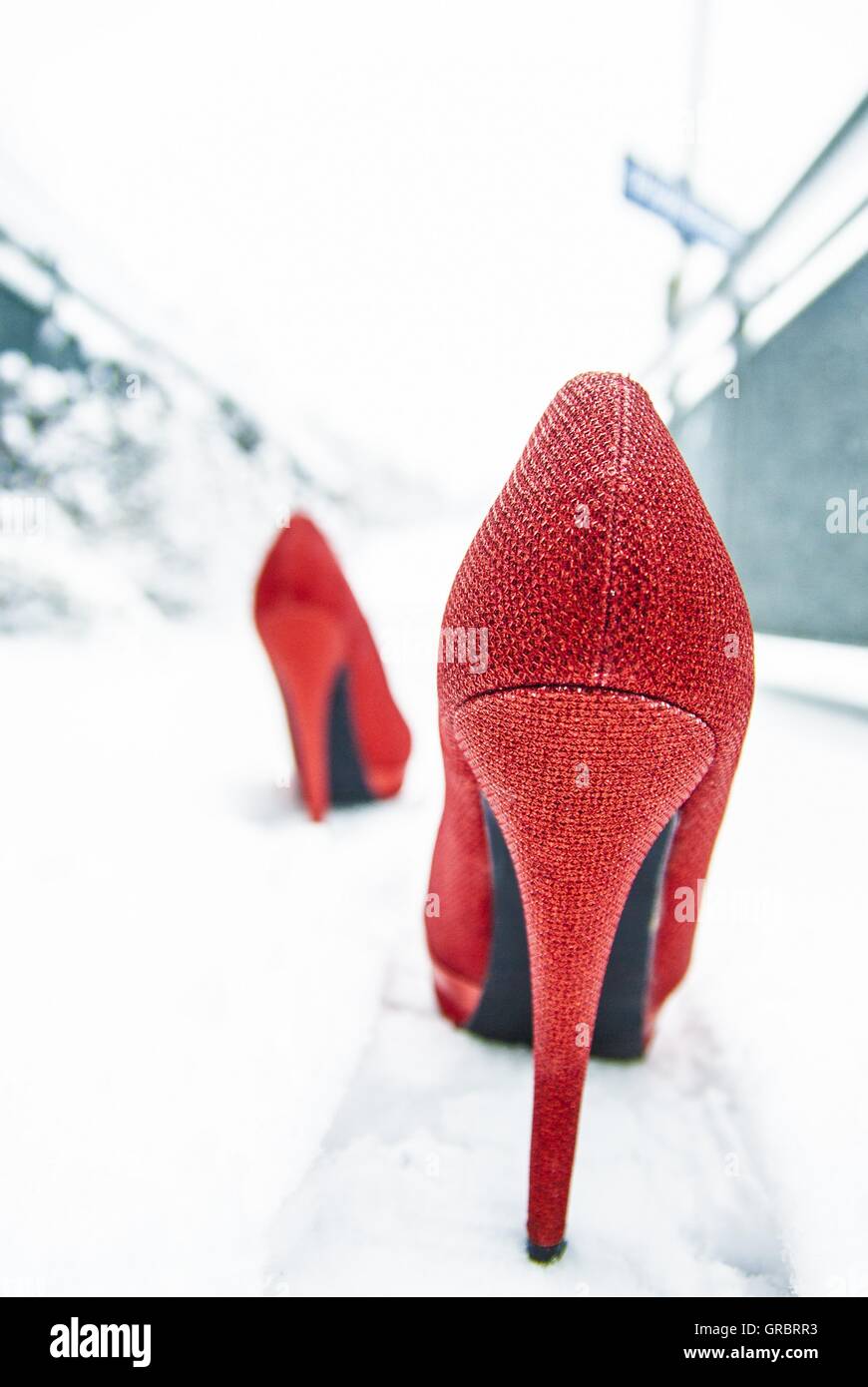 Red high heels close up hi-res stock photography and images - Alamy