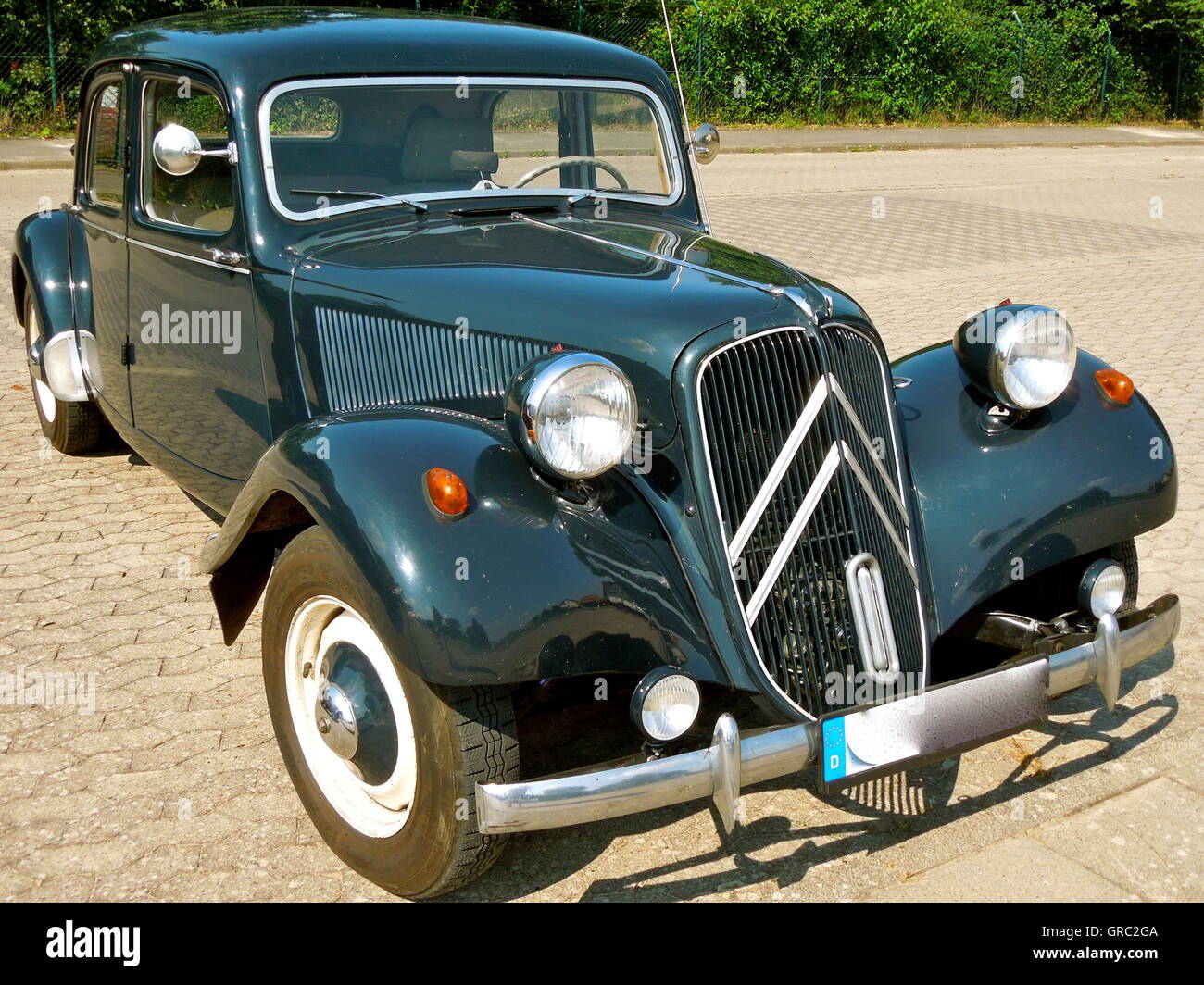 Citroën Traction 1952 bleu nuit avec caravane Eriba ivoire HO SAI 6108