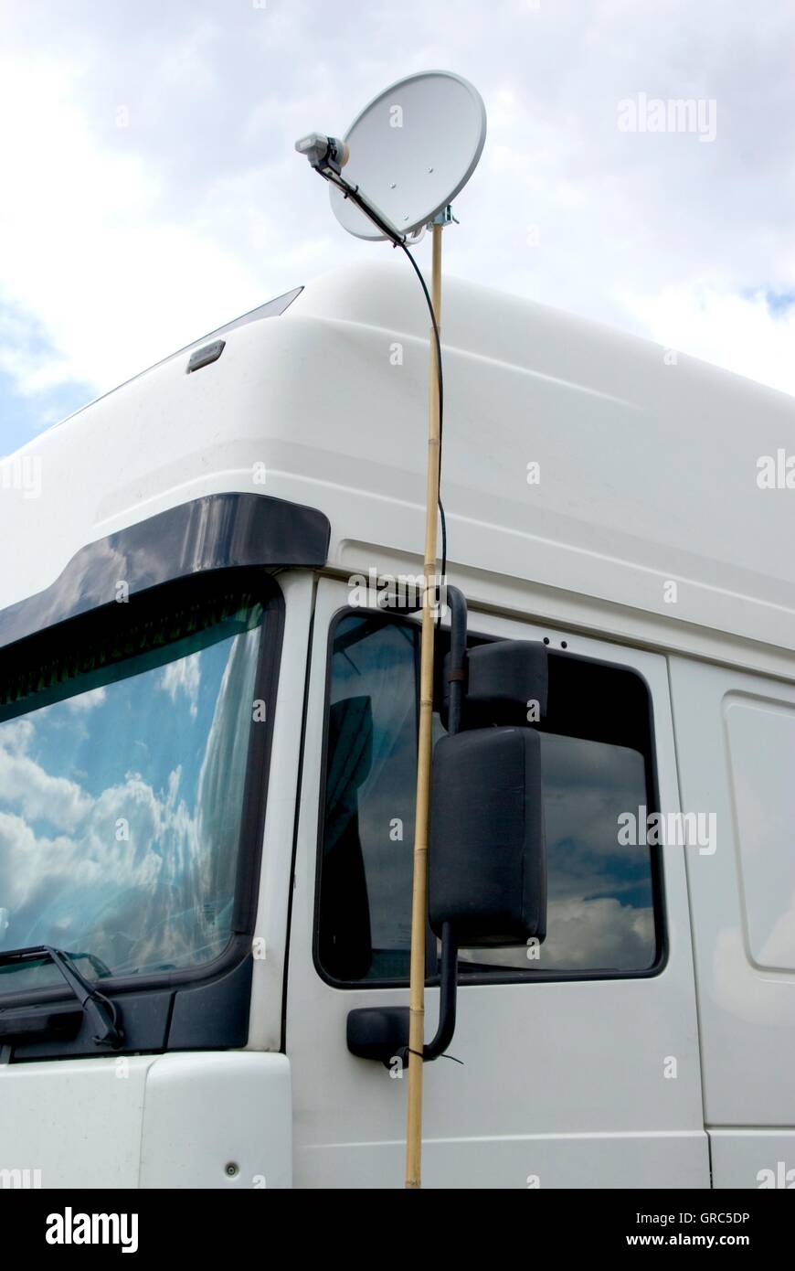 Satellite dish truck hires stock photography and images Alamy