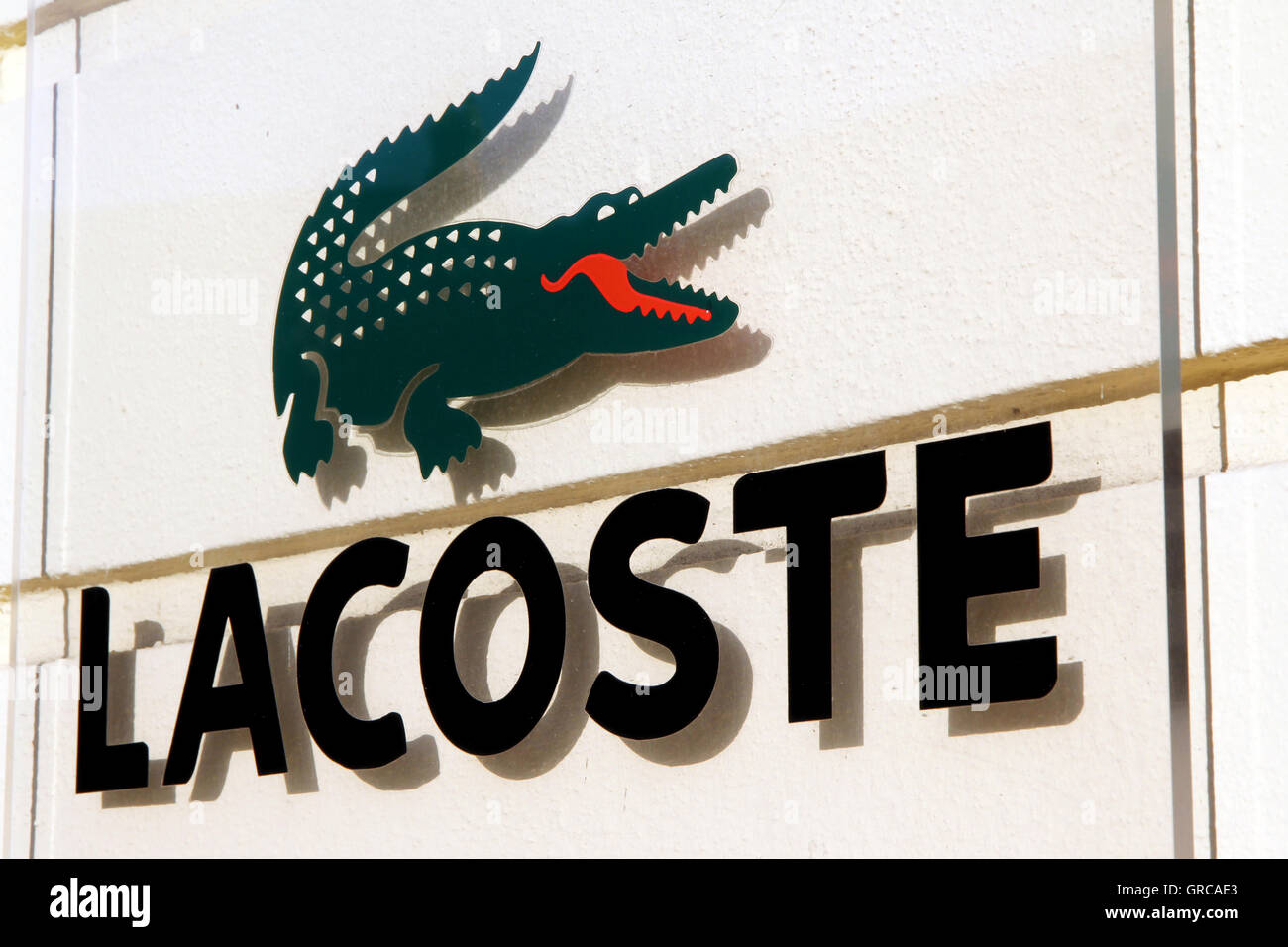 radikal halstørklæde beruset Logo Of Lacoste Stock Photo - Alamy