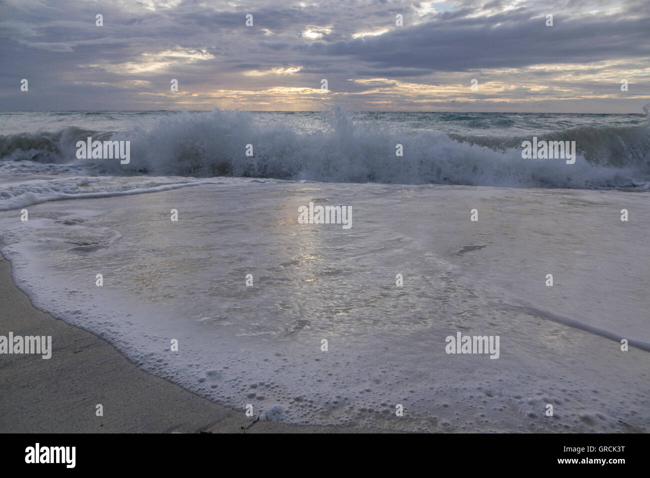 Light waves on beach hi-res stock photography and images - Alamy