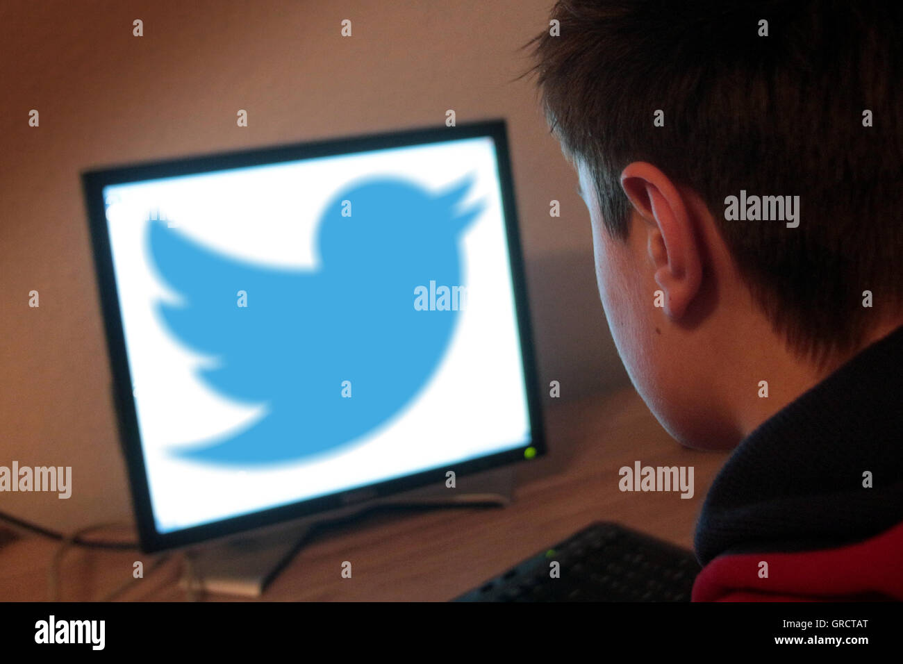 Teenager Surfing On The Web And Lusing Twitter Stock Photo