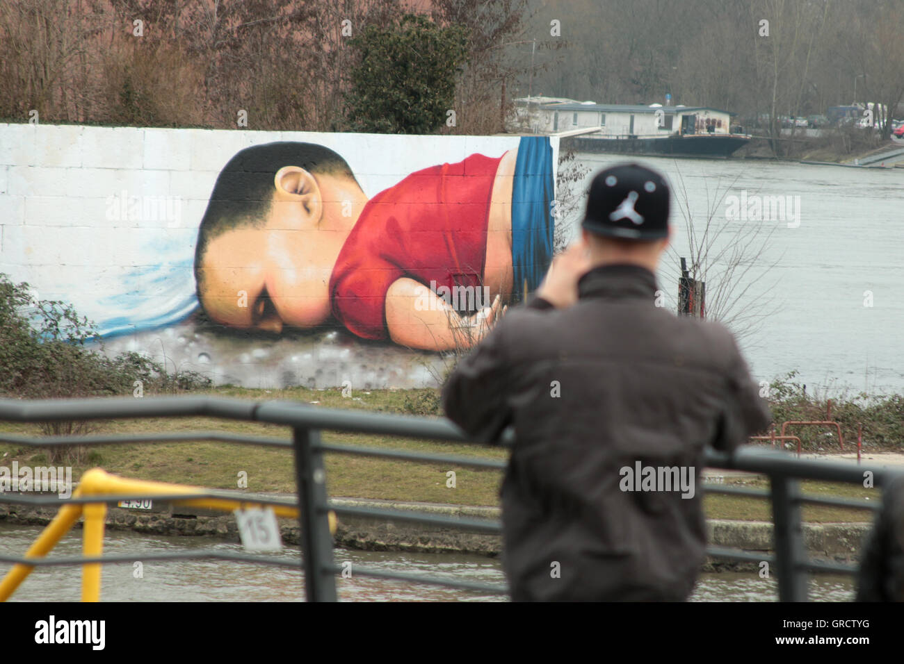 Graffiti Spraying Of Dead Refugee Child Aylan Kurdi Od Syria. Public Art Piece Sponsored By City Of Frankfurt Stock Photo
