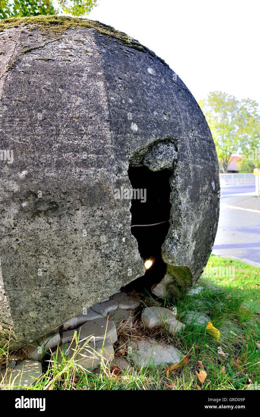 25 Oktober 2015 Kugelbunker Aus Dem 2 Weltkrieg Stock Photo Alamy
