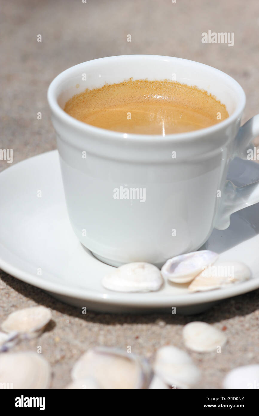 https://c8.alamy.com/comp/GRD0NY/beach-feeling-espresso-coffee-on-the-beach-GRD0NY.jpg