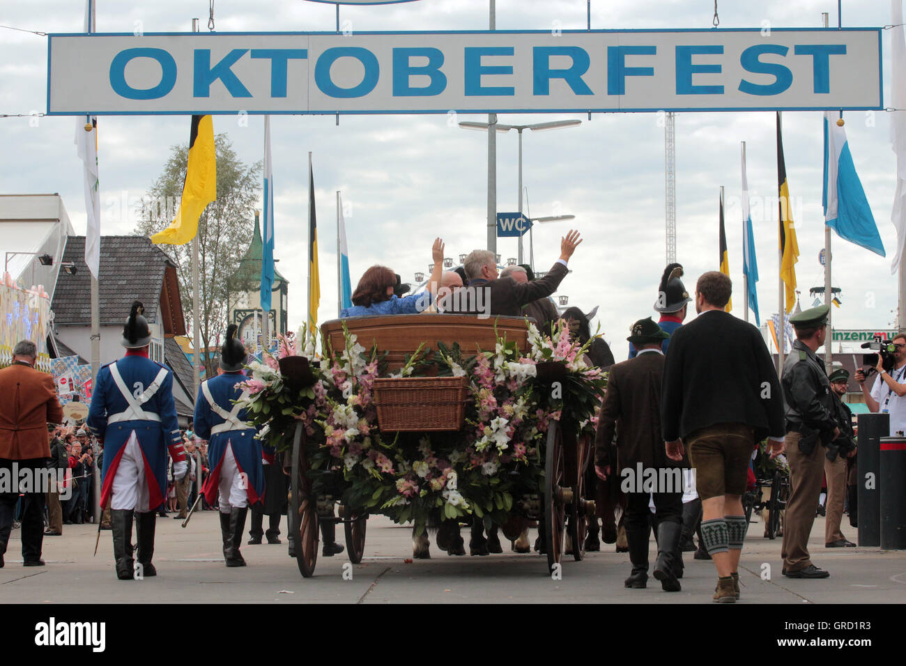 Munich Mayor Dieter Reiter Waves To Crowd From Horse Drawn Carriage And Sign Welcome To Munich Oktoberfest Stock Photo