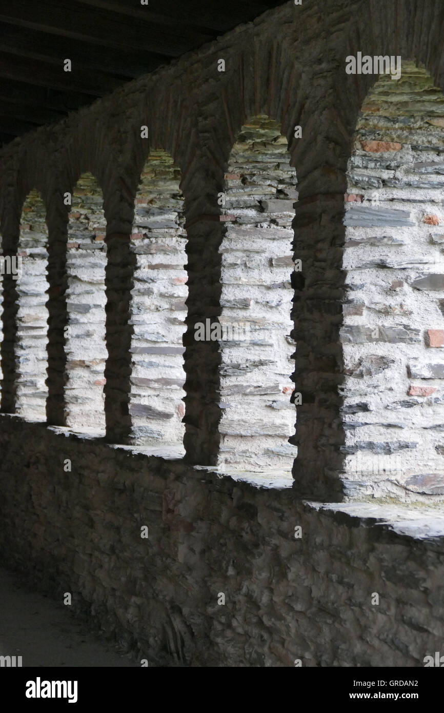 Roman arched windows hi-res stock photography and images - Alamy