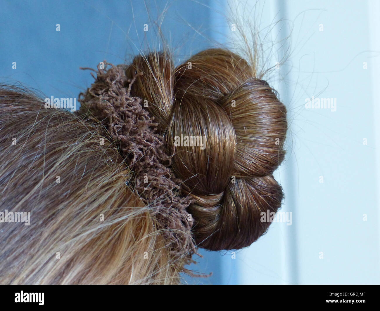 Bun hairstyle hi-res stock photography and images - Alamy