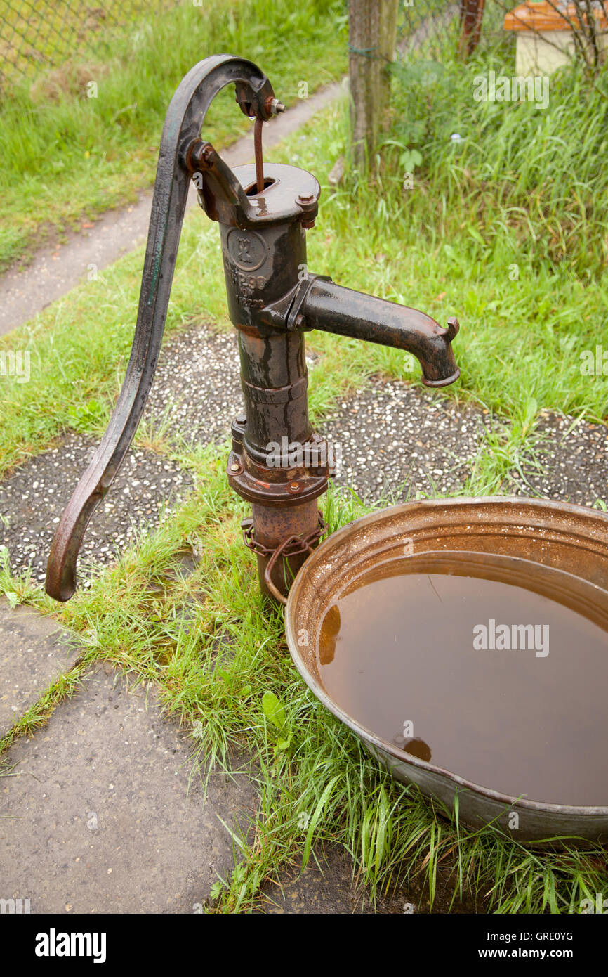 Wrought Iron Old Fashioned Water Hand Pump Wrought Iron Old Fashioned Water Hand Pump