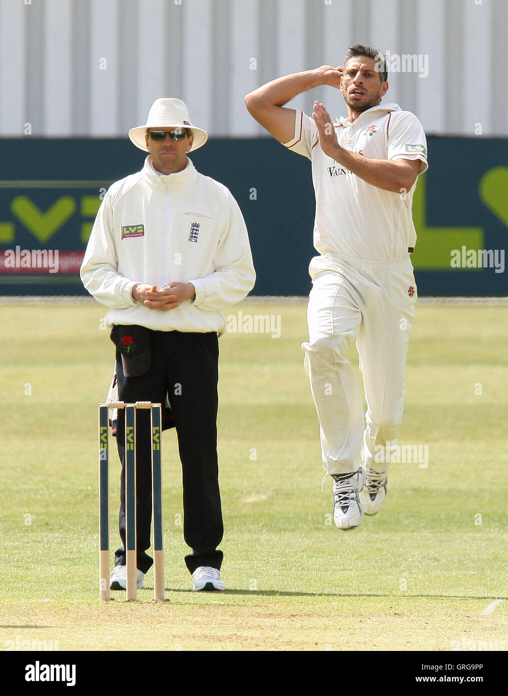 Sajid Mahmood of Lancs in bowling action - Essex CCC vs Lancashire CCC - LV County Championship Division One Cricket at Ford County Ground, Chelmsford -  21/04/10 Stock Photo