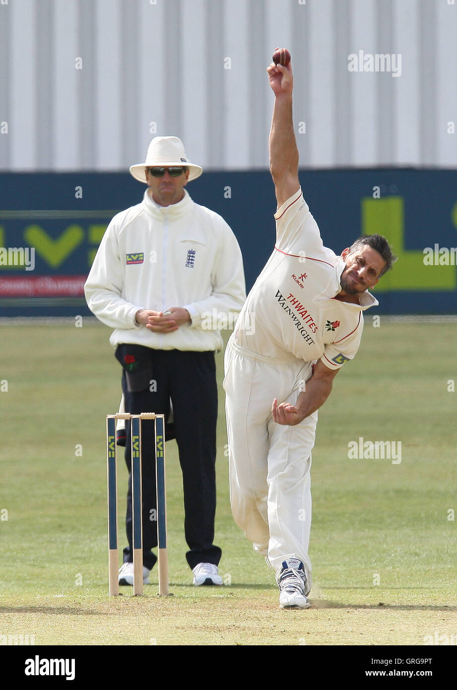 Sajid Mahmood of Lancs in bowling action - Essex CCC vs Lancashire CCC - LV County Championship Division One Cricket at Ford County Ground, Chelmsford -  21/04/10 Stock Photo