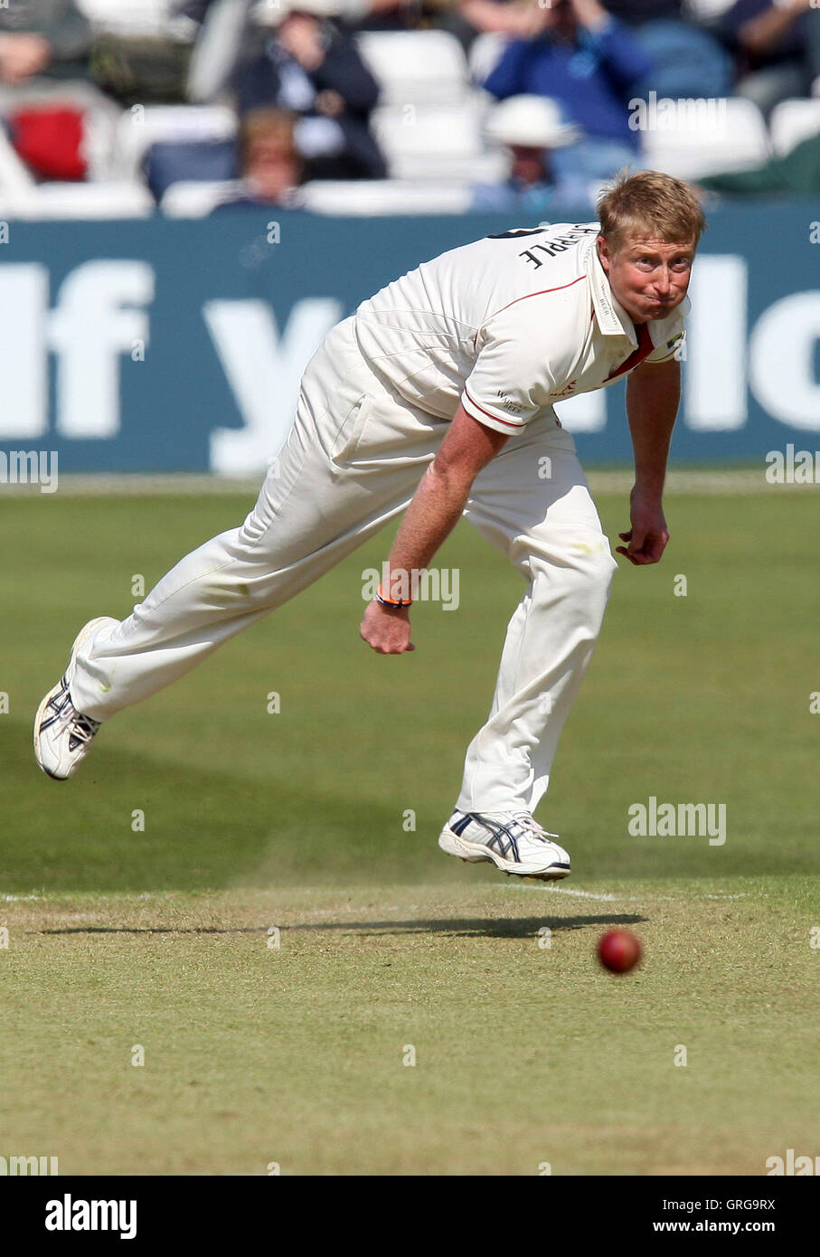 Glen Chapple in bowling action for Lancs - Essex CCC vs Lancashire CCC - LV County Championship Division One Cricket at Ford County Ground, Chelmsford -  21/04/10 Stock Photo