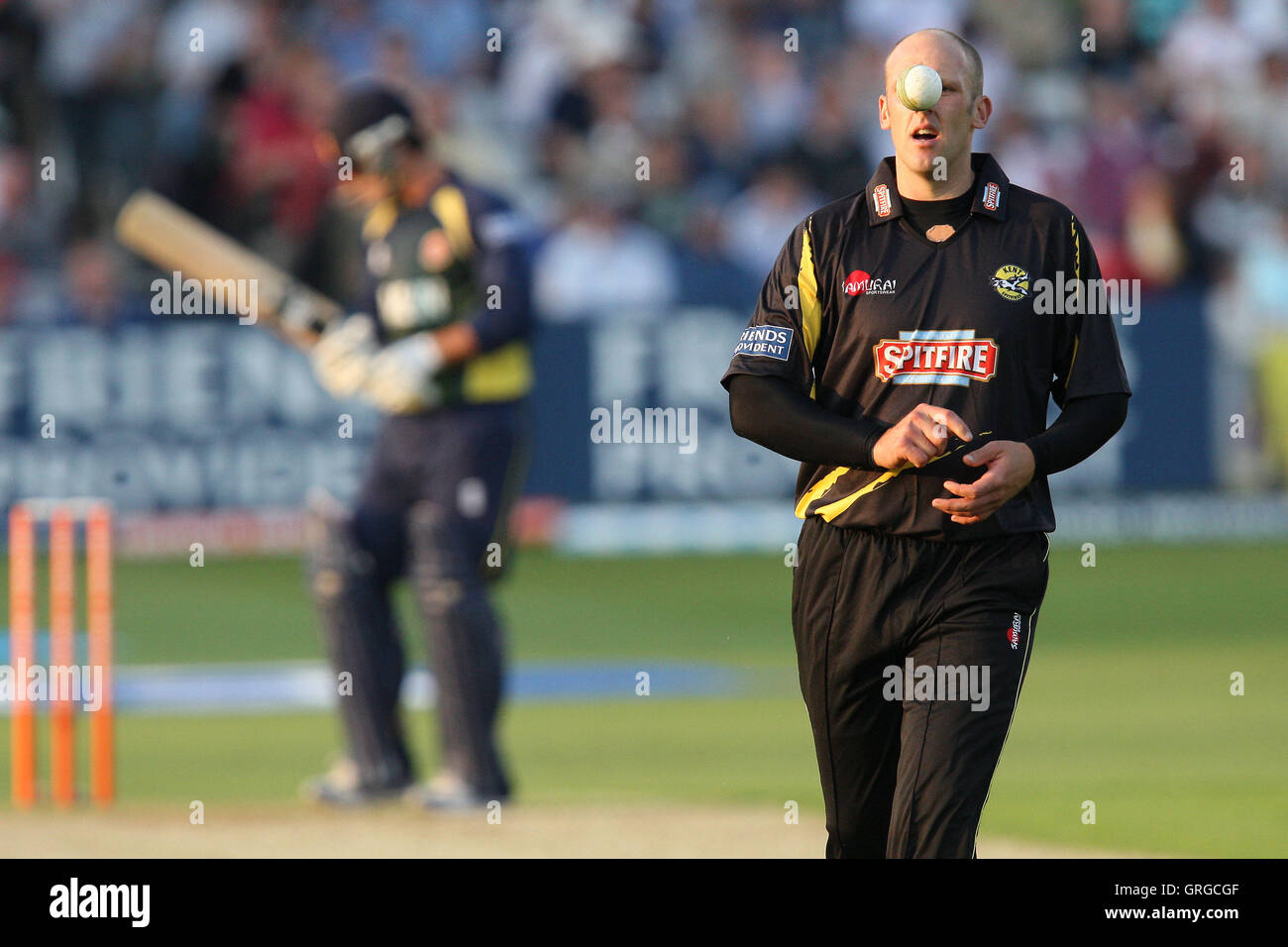 James Tredwell of Kent prepares to bowl - Essex Eagles vs Kent Spitfires - Friends Provident Twenty 20 T20 Cricket at the Ford County Ground, Chelmsford -  02/06/10 Stock Photo