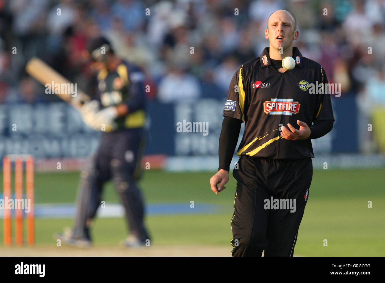James Tredwell of Kent prepares to bowl - Essex Eagles vs Kent Spitfires - Friends Provident Twenty 20 T20 Cricket at the Ford County Ground, Chelmsford -  02/06/10 Stock Photo