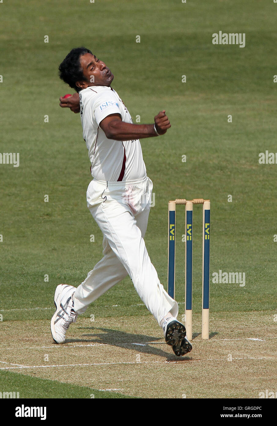Chaminda Vaas in bowling action for Northants - Northamptonshire CCC vs  Essex CCC - LV County Championship Division Two Cricket at the County  Ground, Northampton - 20/04/11 Stock Photo - Alamy