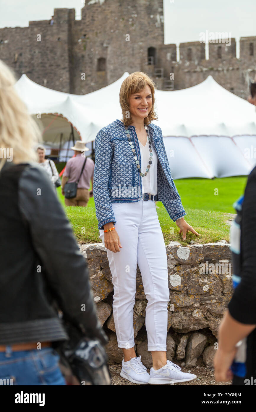 Antiques Roadshow Fiona Bruce Hi res Stock Photography And Images Alamy