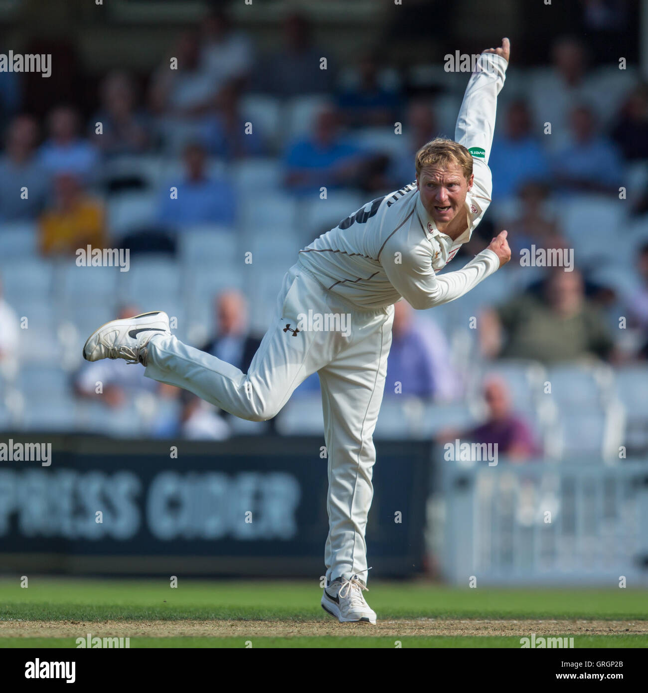 London, UK. 7th Sep, 2016. Gareth Batty bowling for Surrey on day two of the Specsavers County Championship Division One match against Hampshire at the Oval. Credit:  David Rowe/Alamy Live News Stock Photo